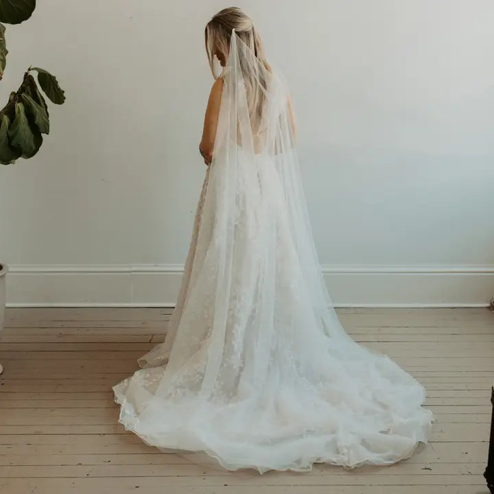 Model wearing the soft drap eveil