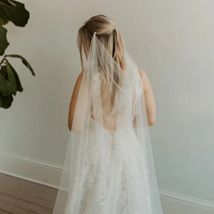 Model wearing the soft drap eveil