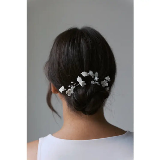 Hair wire with 5 pieces of porcelain flowers