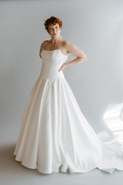 Full bodyf ront view of the Lauralie in Mikado