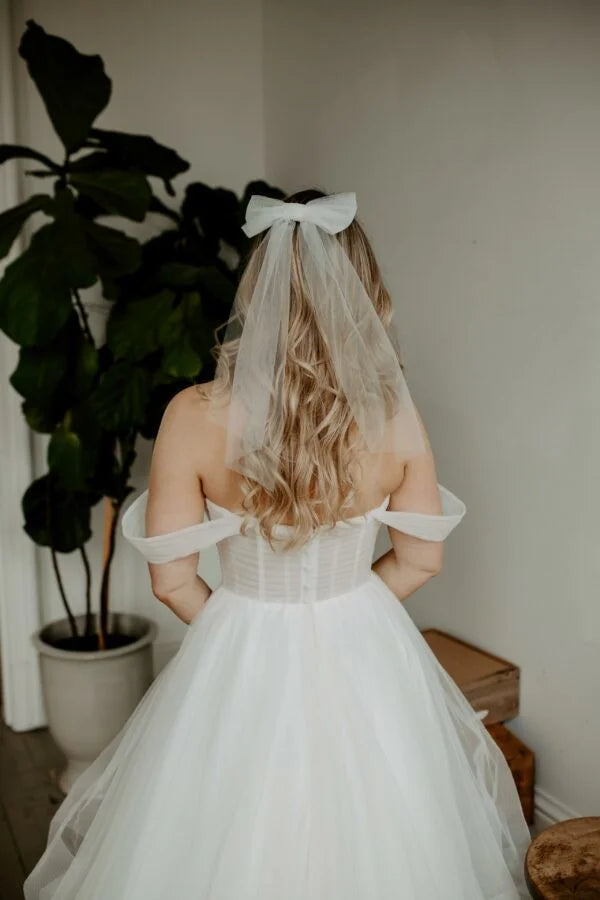 Model with blonde hair wearing the plain tulle bow veil
