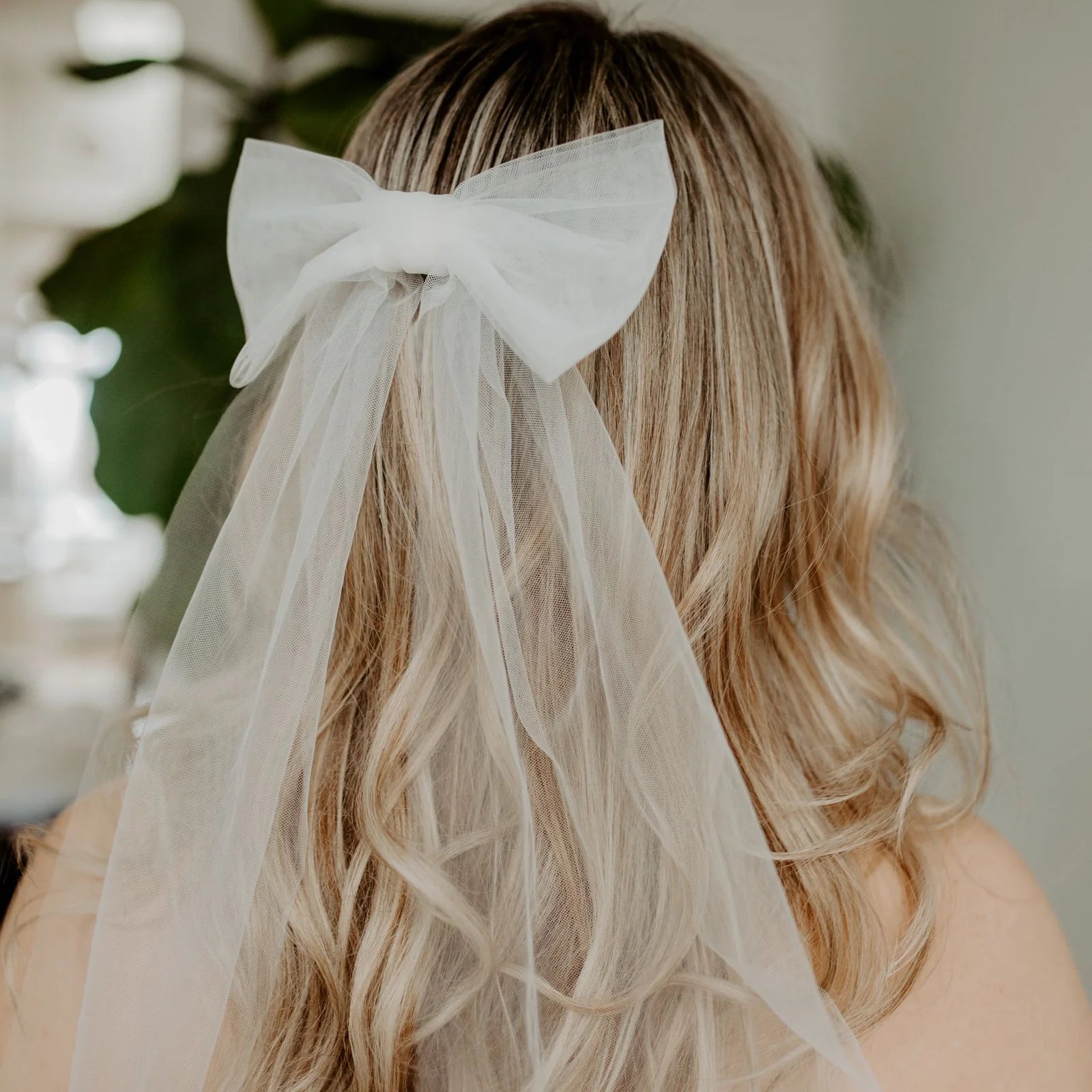 Model with blonde hair wearing the plain tulle bow veil